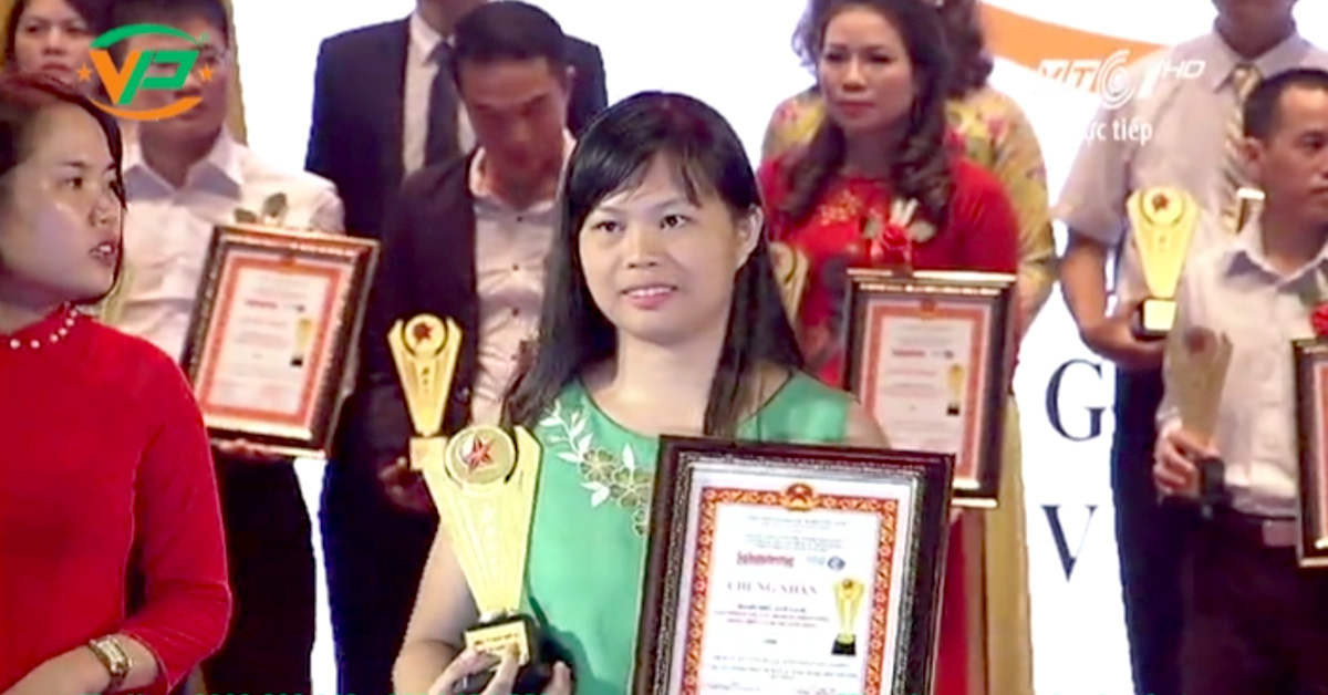 Đại diện Việt Phát lên nhận cúp vàng và giấy chứng thư