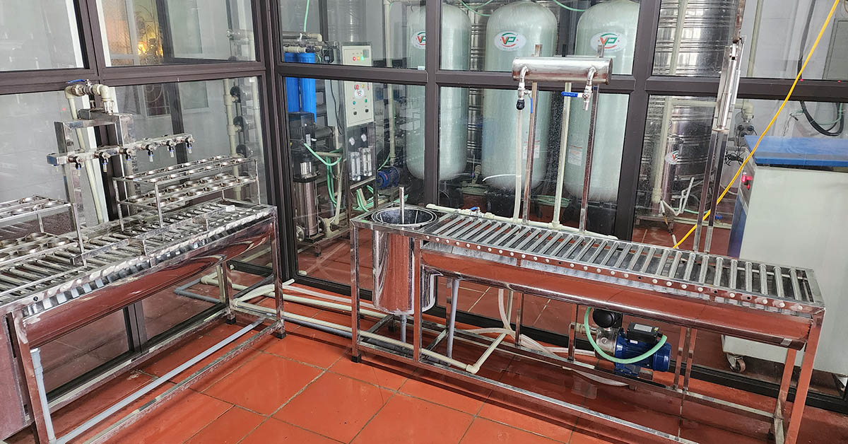Bàn chiết rót nước đóng bình đóng chai bán tự động
