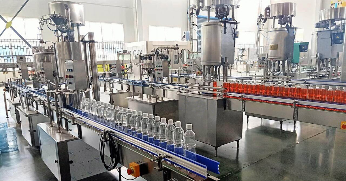 Máy chiết rót nước đóng chai tự động tại xưởng sản xuất nước