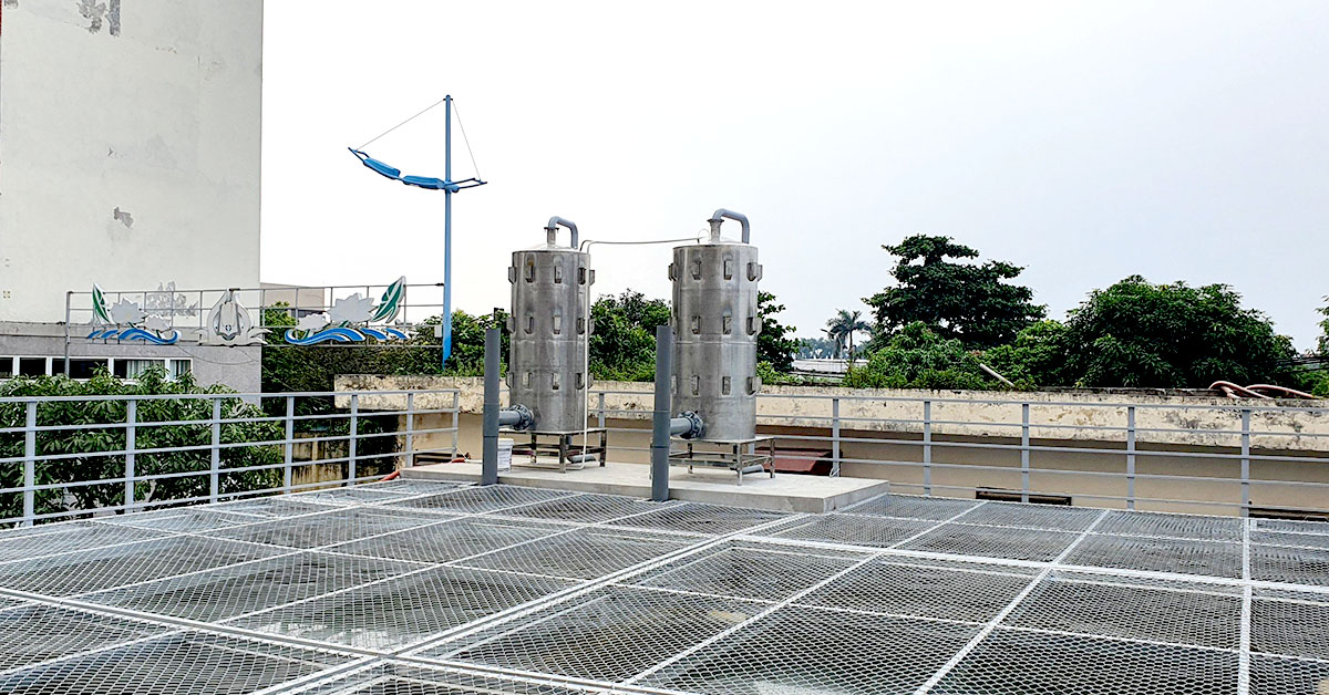 Tháp làm thoáng trong hệ thống lọc nước giếng khoan tại Hà Nội