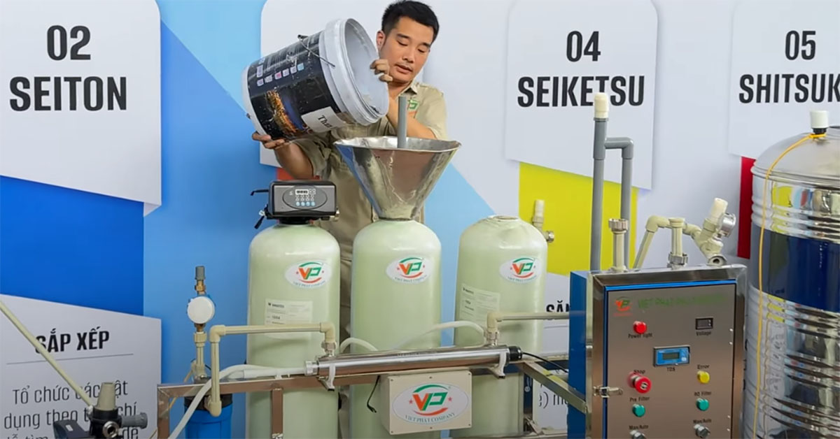Đổ vật liệu lọc vào cột theo đúng thứ tự