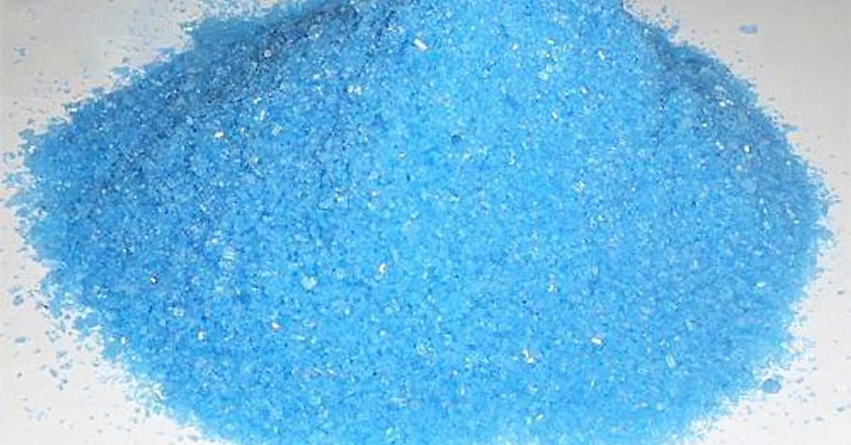 Đồng Sulfat xử lý nước màu xanh ở ao hồ