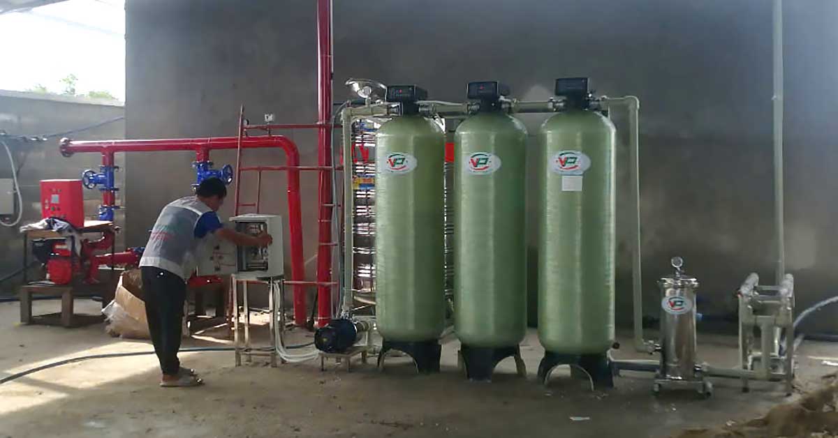 Kỹ thuật viên của Việt Phát kiểm tra lại hệ thống trước khi bàn giao
