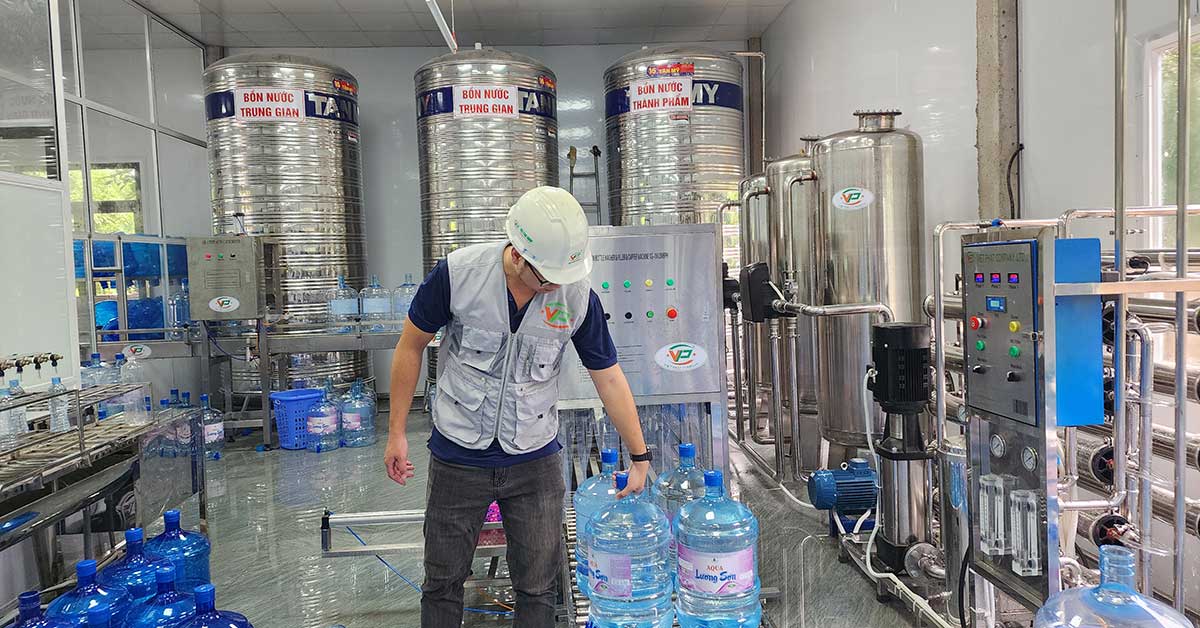 Nên đầu tư hệ thống chiết rót tự động hoặc bán tự động