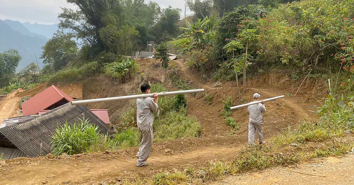 Vận chuyển vật tư đến địa điểm lắp đặt khá khó khăn
