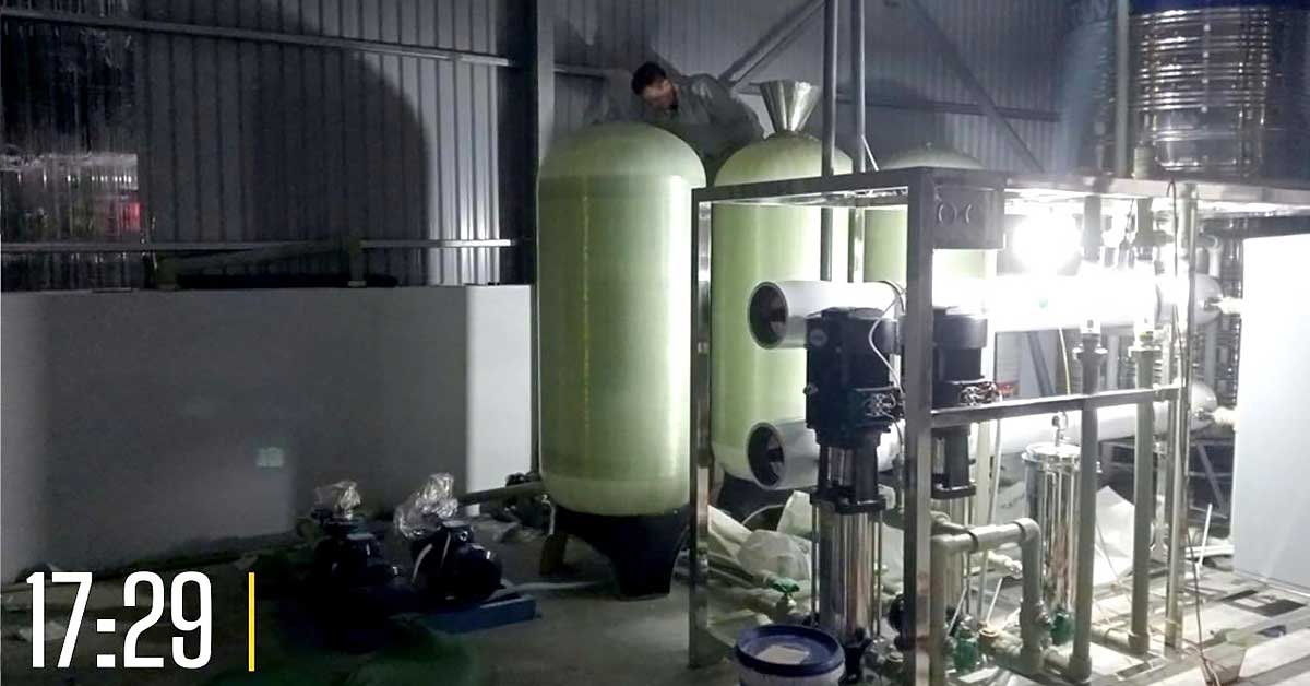 Đội ngũ kỹ thuật đang chuẩn bị đổ vật liệu lọc cho hệ thống