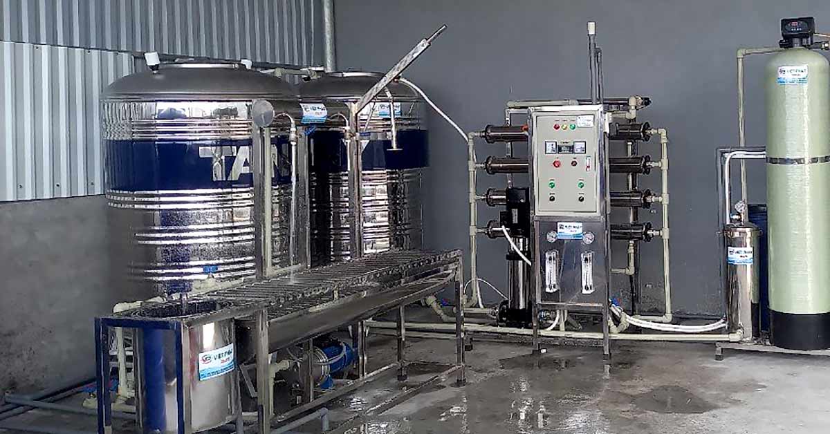 Bàn chiết rót nước đóng bình bán tự động
