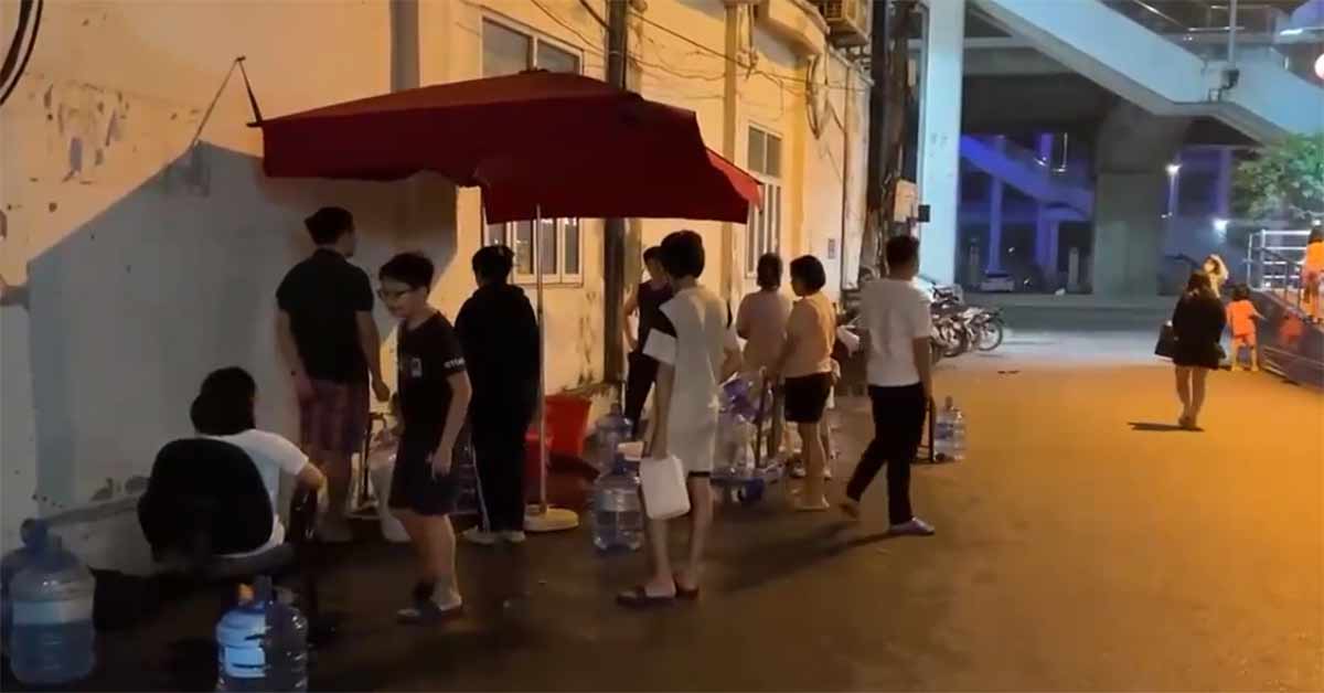 Người dân xếp hàng chờ lấy nước sạch 