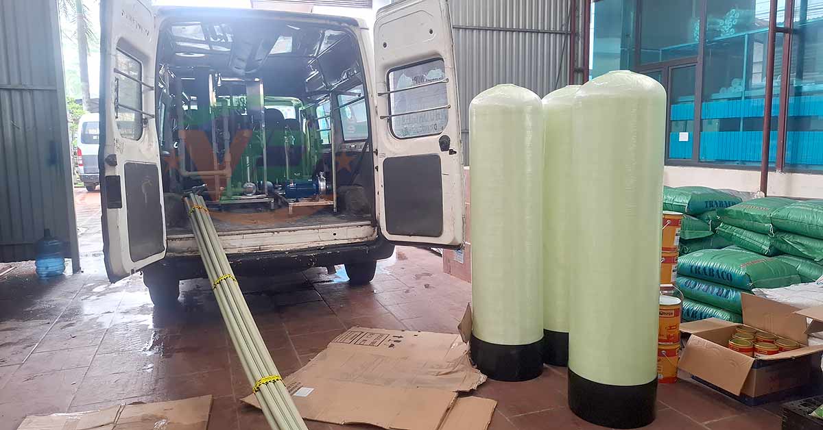 Cột lọc composite chuẩn bị được xếp lên xe