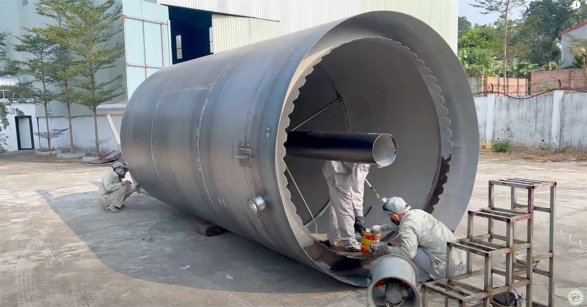 Hệ thống đang được sơn 3 lớp chống gỉ