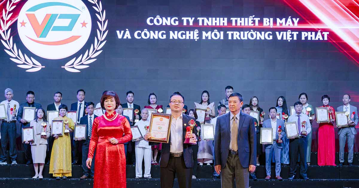 Đại diện Việt Phát lên nhận giấy chứng nhận và Cup