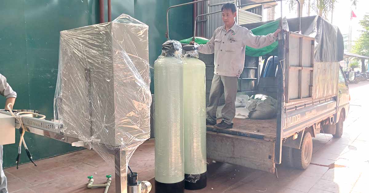 Vật tư thiết bị được bốc xếp lên xe chuẩn bị vận chuyển đến địa điểm lắp đặt