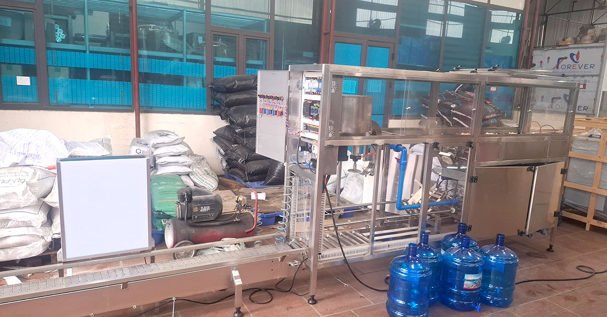 Máy chiết rót bình tự động