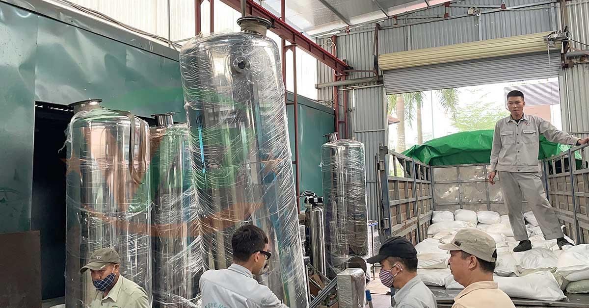 Đội ngũ kỹ thuật đang tiến hành xuất xưởng hệ thống lọc nước công nghiệp đến Hòa Bình