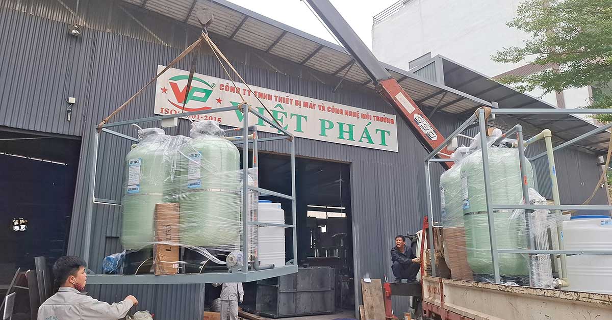 Hệ thống được cẩu lên xe tải chuyên dụng chuẩn bị vận chuyển