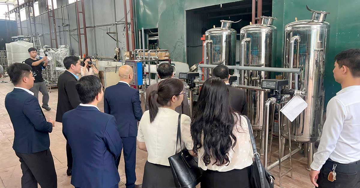 Lãnh đạo phường Tùng Thiện thăm quan xưởng sản xuất hệ thống lọc nước RO