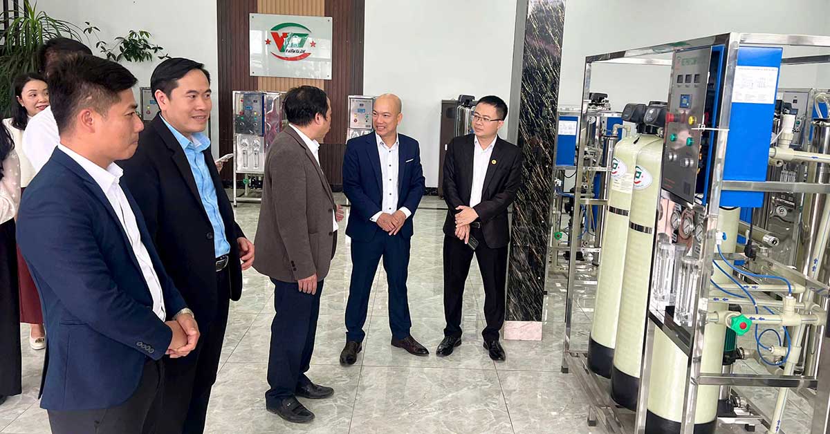 Lãnh đạo phường Tùng Thiện thăm quan showroom của Việt Phát
