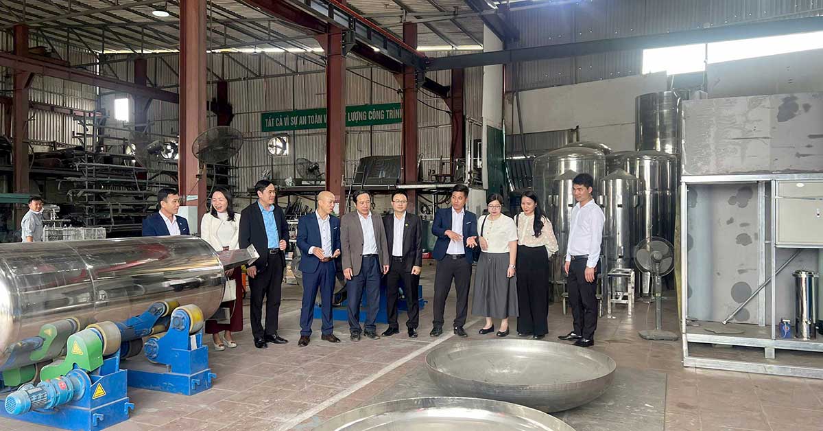 Lãnh đạo phường Tùng Thiên tham quan nhà máy sản xuất của Việt Phát