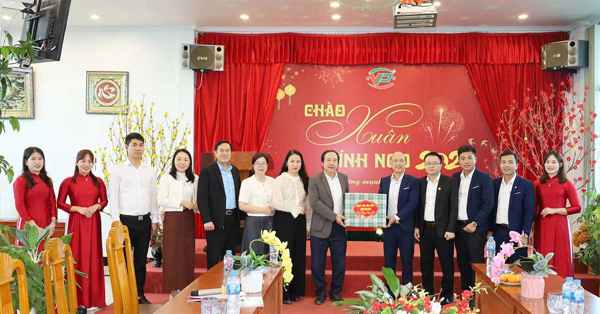 Lãnh đạo Phường Tùng Thiện tặng quà tết cho doanh nghiệp
