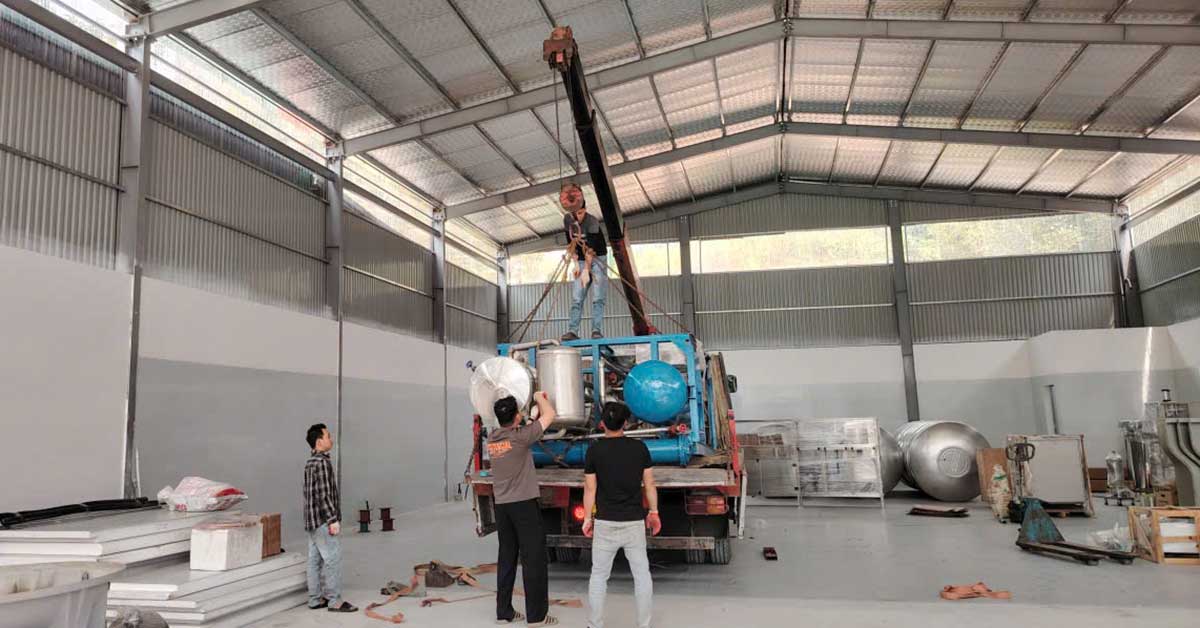 Các vật tư thiết bị được cẩu đặt vào vị trí chuẩn bị tiến hành lắp đặt