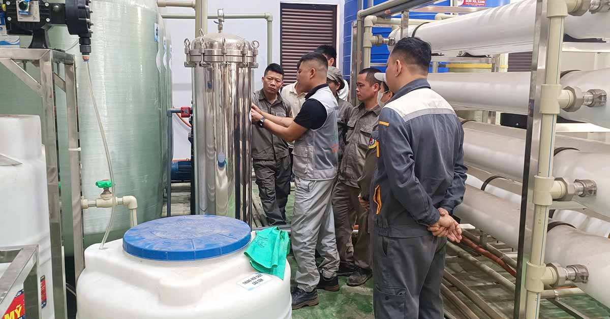 Kỹ sư của Việt Phát cùng chủ đầu tư kiểm tra, nghiệm thu hệ thống