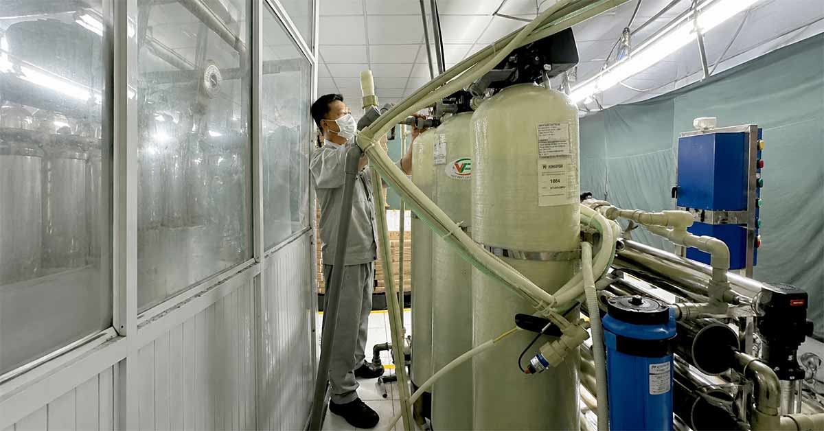Kỹ thuật viên thảo dỡ chuẩn bị thay thế vật liệu lọc