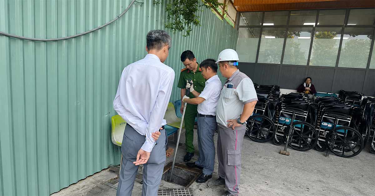 Cơ quan chức năng kiểm tra hệ thống xử lý nước thải của bệnh viện