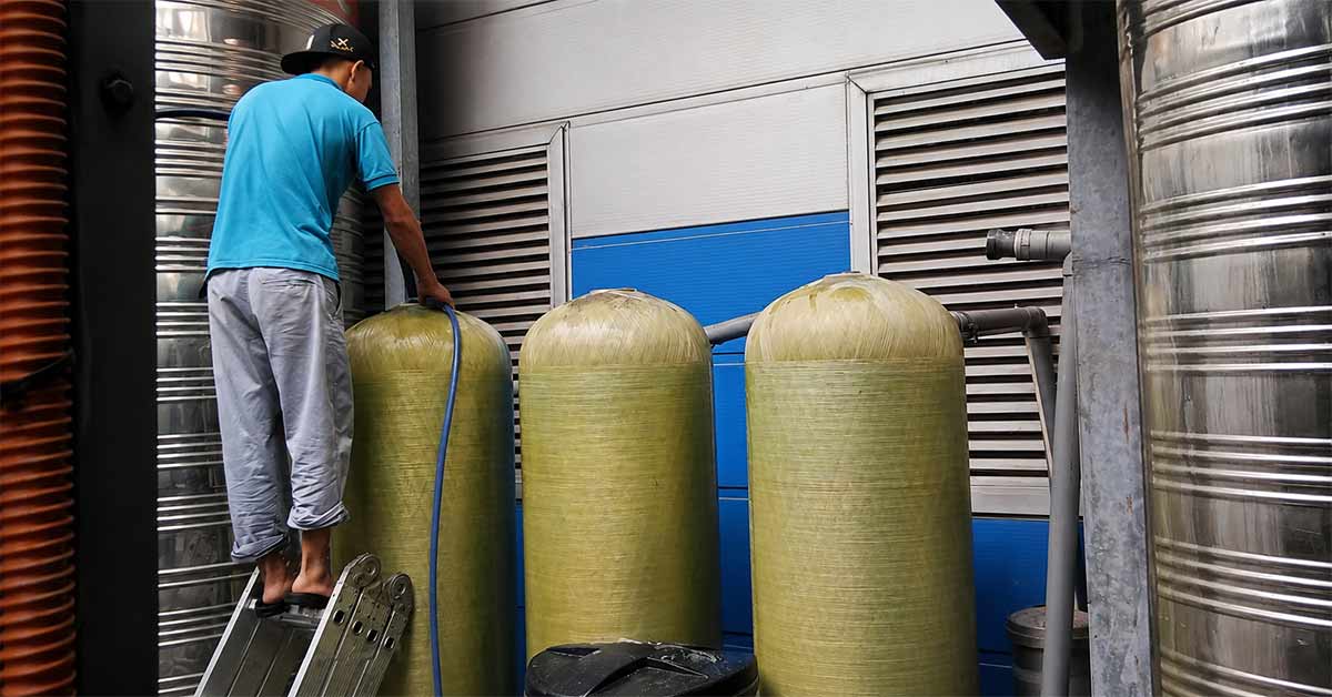 Vệ sinh cột lọc và thay thế vật liệu lọc