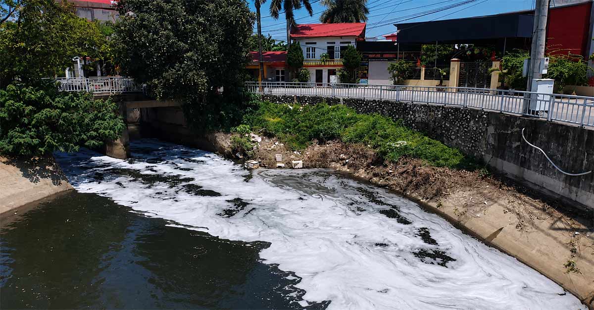 Nước của kênh nổi nhiều bọt trắng, bốc mùi hôi
