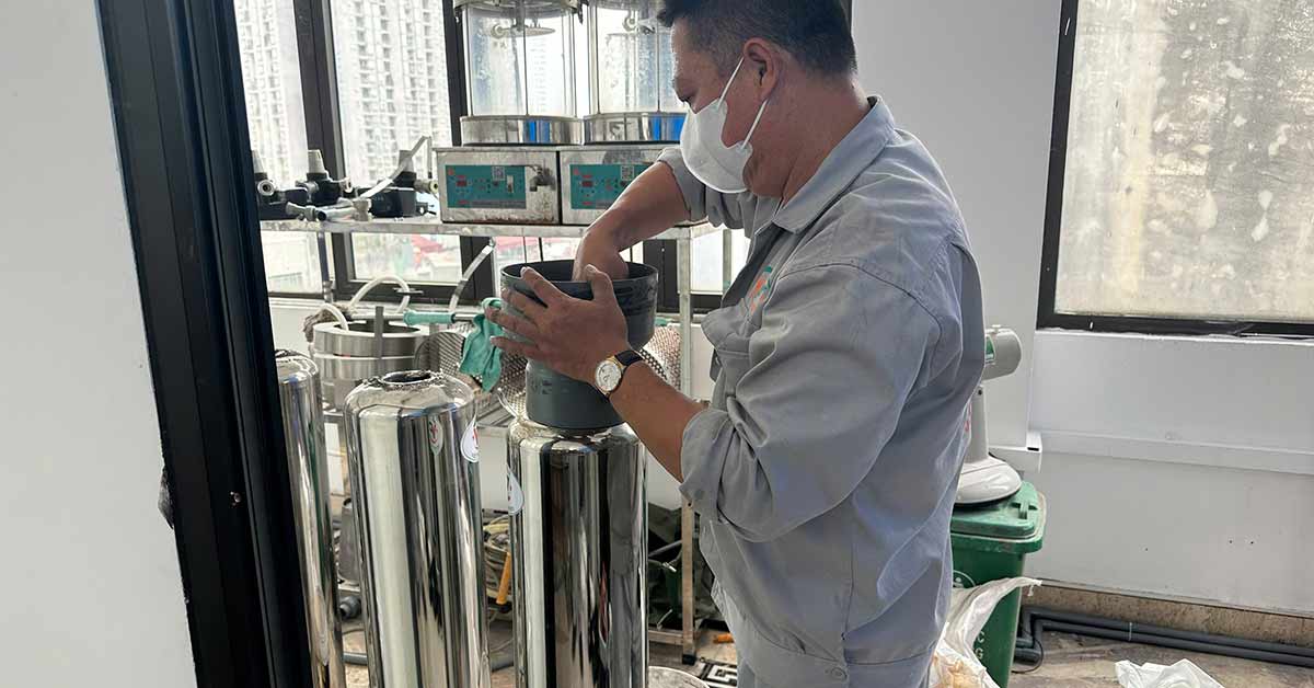 Đổ vật liệu lọc cho hệ thống