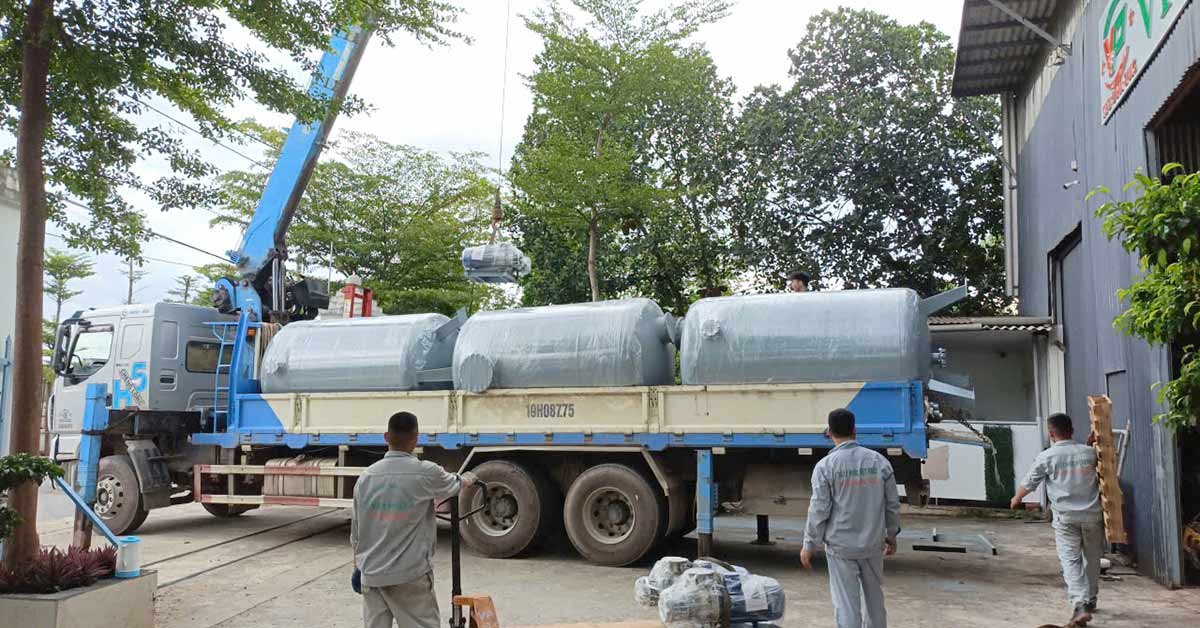 Toàn bộ vật tư được cẩu lên xe chuyên dụng