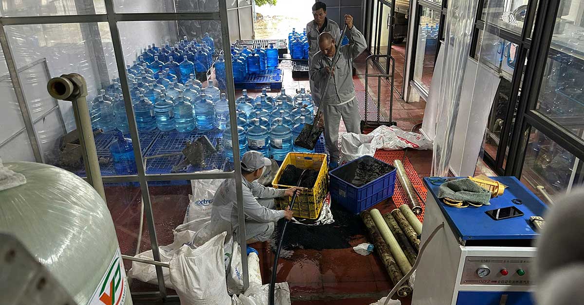 Vệ sinh cột lọc, tháo màng RO chuẩn bị thay thế