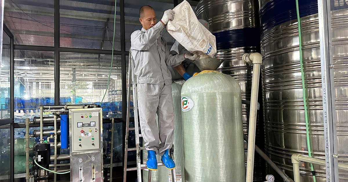 Thay vật liệu lọc mới cho hệ thống