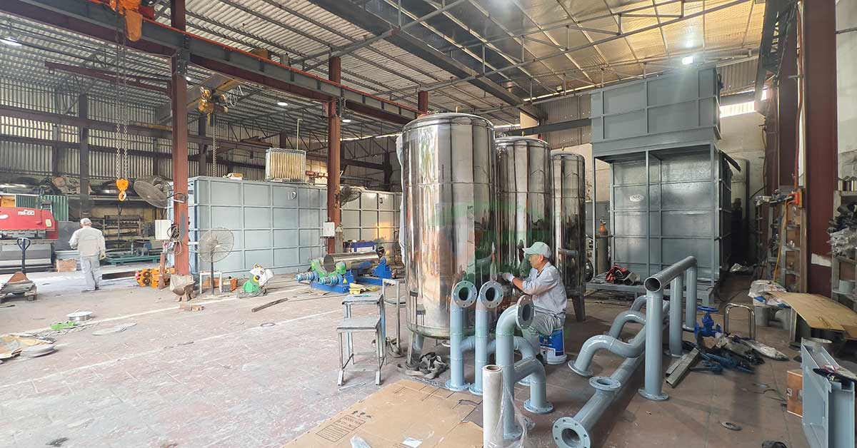 lắp ráp phụ kiện mặt bích và kết nối đường ống cho cụm bồn lọc inox.