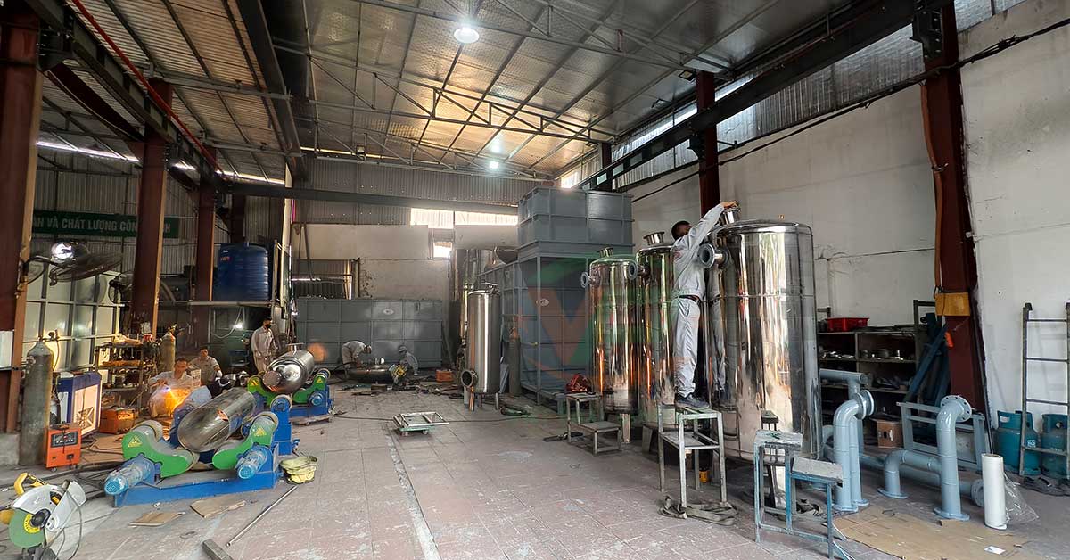 Hoàn thiện lắp ráp hệ thống bồn lọc nước công nghiệp bằng inox tại xưởng sản xuất